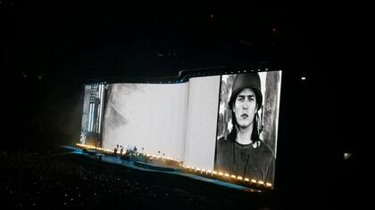 Imágenes de ciudadanos norteamericanos poniéndose cascos para ir a la guerra fueron puesta en la gran pantalla del recital de U2