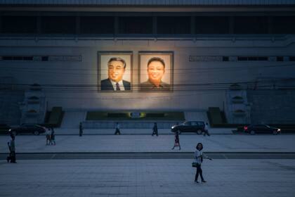 Imágenes de Kim Il-sung y Kim Jong-Il en una plaza del centro de Pyingyang