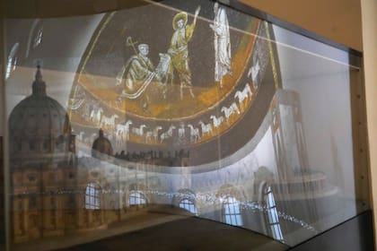 Imágenes de la Basílica de San Pedro se proyectan en una pantalla durante la presentación del proyecto del Vaticano y Microsoft que permite acceder a sus tesoros a través de la inteligencia artificial