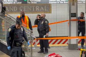 Un policía mató a un hombre que apuñaló a tres personas en el subte de Nueva York