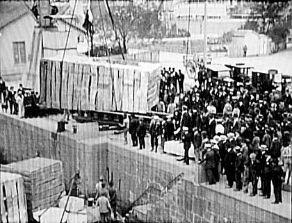 Imágenes de la llegada de la escultura de Colón al puerto y la estructura en la plaza