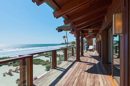 Imágenes de la mansión que Pierce Brosnan y su mujer pusieron a la venta por 100 millones de dólares