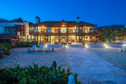 Imágenes de la mansión que Pierce Brosnan y su mujer pusieron a la venta por 100 millones de dólares