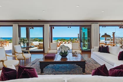 Imágenes de la mansión que Pierce Brosnan y su mujer pusieron a la venta por 100 millones de dólares