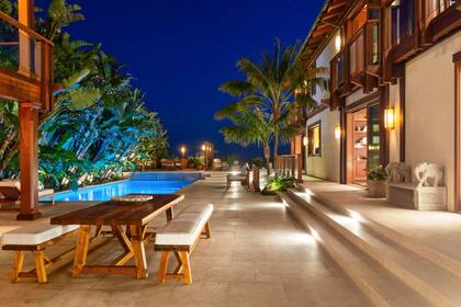 Imágenes de la mansión que Pierce Brosnan y su mujer pusieron a la venta por 100 millones de dólares