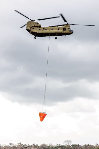 Imágenes de la operación Fire Bucket, un entrenamiento para combatir el fuego. Según informes de organismos especializados, los incendios forestales aumentarán significativamente en ese país.
