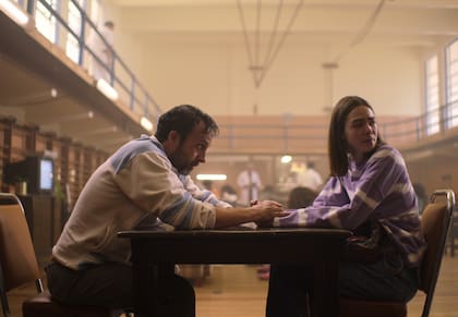 Imágenes de la segunda temporada de ¿Quién mató a Sara? con Antonio de la Vega como Abel y Ximena Lamadrid como Sara