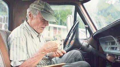 Imágenes de la vida de un personaje que se expone a trabajar para un cartel mexicano para expiar culpas familiares