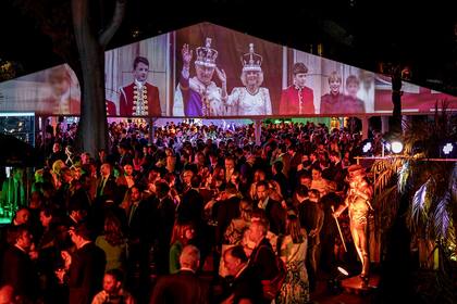 Imágenes de la vida del rey Carlos III fueron presentadas a lo largo de la noche. "La celebración del cumpleaños del Rey es también la celebración de sus valores. Carlos ha sido pionero a la hora de hablar sobre medioambiente hace más de medio siglo, y sigue impulsando el cuidado del planeta ahora desde su nuevo rol", expresó la embajadora Hayes