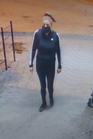 Imágenes de las cámaras de seguridad de una de las mujeres investigadas por el secuestro.