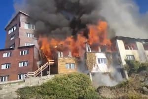 Un gran incendio arrasa con un histórico hotel de Bariloche frente al lago Nahuel Huapi