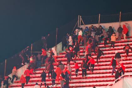 Imágenes de los graves incidentes en la cancha de Independiente, durante el desquite de los 8vos de final de la Sudamericana ante Universidad de Chile