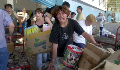 Saqueos en el supermercado mayorista Maxiconsumo, el 19 de diciembre de 2001, en la localidad de Ciudadela