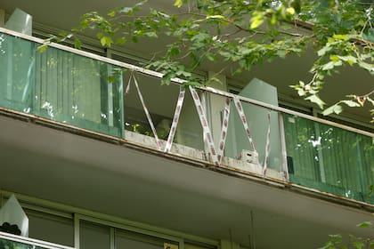 Imágenes del balcón donde esta mañana se desprendió un panel de vidrio que cayó sobre un hombre en un bar en Belgrano.
.