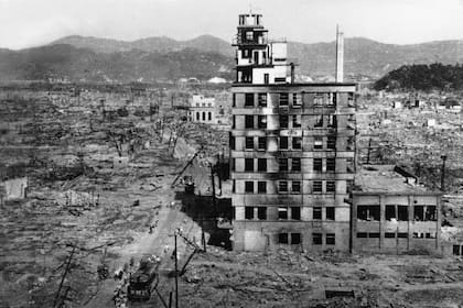 Imágenes del desastre: Hiroshima fue arrasada y el gobierno japonés estableció un límite para indemnizar a las personas que sufrieron los efectos radiactivos; ahora, ese perímetro fue ampliado y se incorporó a 84 personas entre los que recibirán el beneficio