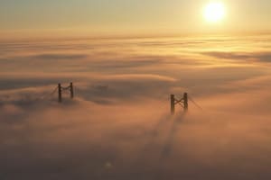 La impactante imagen del puente Zárate-Brazo Largo cubierto por la niebla