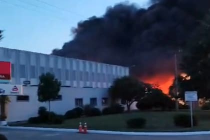 Imágenes del incendio en la planta de Agrale