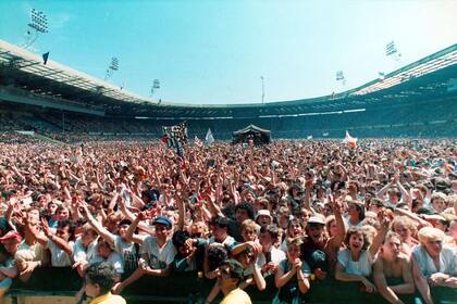 Imágenes del público durante el Live Aid en el estadio de Wembley, en Londres, en 1985