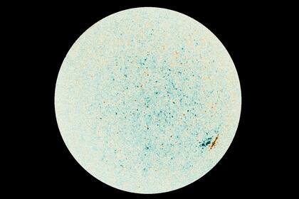 La nave, lanzada desde Florida en febrero, obtuvo las imágenes a fines de mayo usando la Cámara Ultravioleta Extrema cuando orbitaba a casi 77 millones de kilómetros de la superficie del Sol, más o menos a medio camino entre la estrella y la Tierra