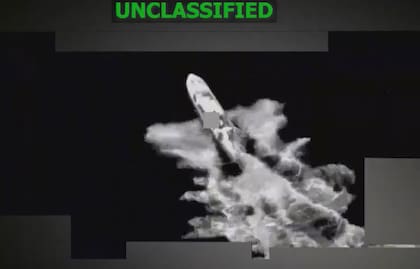 Imágenes difundidas por el Ejército norteamericano de un ataque contra una narcolancha en el Caribe, el 30 de diciembre pasado.