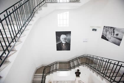 Imágenes históricas de Vicente López enmarcan la escalera que conduce al mirador