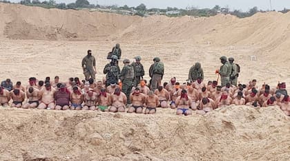 Imágenes que circularon en redes sociales muestran el momento en que decenas de supuestos combatientes de Hamas se rinden a las Fuerzas de Defensa de Israel (FDI)