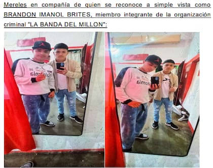 Imágenes recuperadas del teléfono que muestran a varios jóvenes posando en un ambiente con iluminación artificial, material que integra la secuencia de contactos y vínculos relevados en la causa