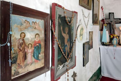 Imágenes religiosas, rosarios y ofrendas en la Capilla de los Negros