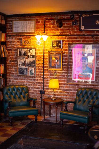 Imágenes tangueras y ladrillo a la vista en Populacha, el sótano de Bodegón Olivera.