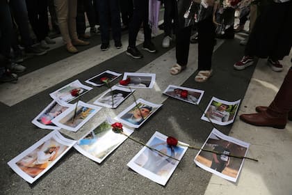 Imágenes y rosas rojas de los asesinados en Irán durante las protestas por la muerte de Masha Amini, frente a la embajada de Irán, a 28 de septiembre de 2022, en Madrid 