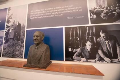 Imágenes y un busto de Lebensohn en el aula magna rebautizada con su nombre
