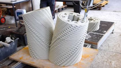 Se usa hormigón de color blanco para todo el edificio, que tiene características especiales como la suavidad de su superficie al momento de extruirse desde los brazos robóticos