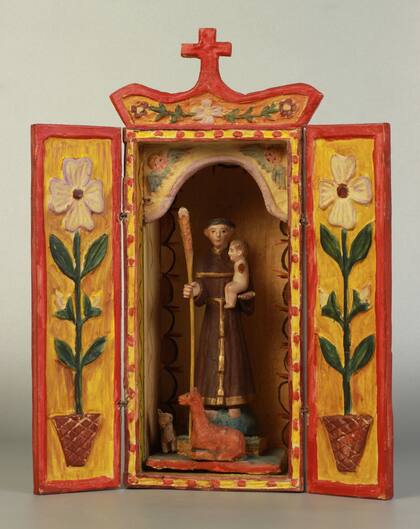 Imaginería religiosa y floral en la muestra del Museo José Hernández