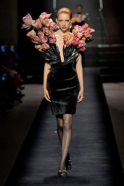 Imán en el desfile de Schiaparelli