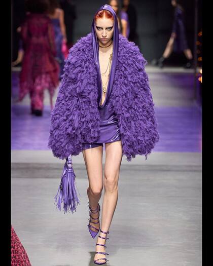 Imán Kaumann, hija de Miuki Madelaire, desfiló para Versace