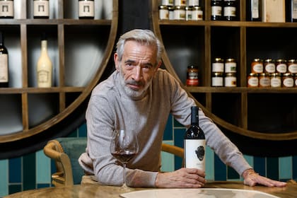 Imanol Arias con una botella de Bruto