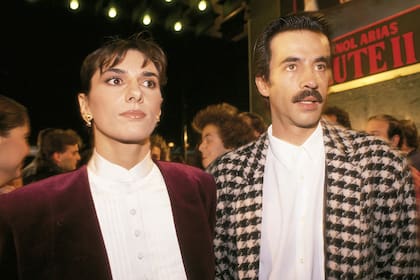 Imanol Arias junto la actriz y periodista española Pastora Vega, madre de sus hijos Jon y Daniel. Estuvieron juntos 25 años. Hoy, el actor se prepara para ser abuelo. Hace tan sólo diez días, su hijo Jon y su nuera, Alba Ribas, anunciaron que serán padres por primera vez