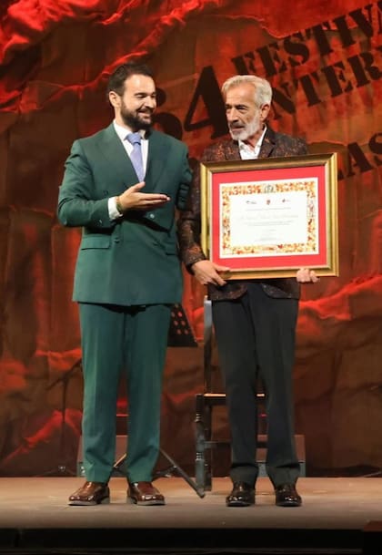 Imanol Arias recibió una distinción en el Festival Cante de las Minas