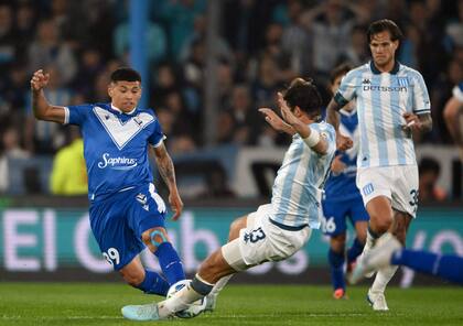 Imanol Machuca, de Vélez, traba con Santiago Sosa, de Racing, durante el partido de vuelta de los cuartos de final de la Copa Libertadores