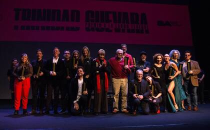 Imaqen de los ganadores del Trinidad Guevara de la temporada del año pasado en la que la investigadora Cora Roca y el dramaturgo Ricardo Halac se llevaron el galardón por sus respectivas trayectorias
