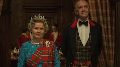 Imelda Staunton interpreta a la reina Isabel y Jonathan Pryce, al príncipe Felipe en "The Crown"