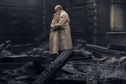 Imelda Staunton y Johathan Pryce, en una escena de la quinta temporada de The Crown