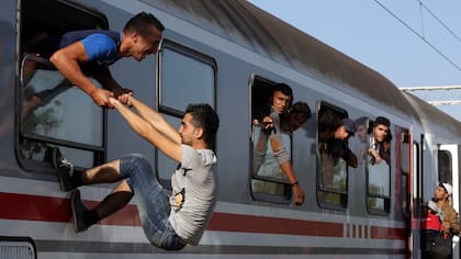 Imigrantes suben a un tren que sale de Tovarnik, en la frontera serbo-croata, hacia la capital, Zagreb