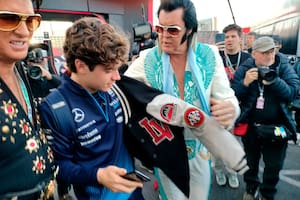 Imitadores de Elvis Presley reciben a Franco Colapinto en su entrada al circuito de Las Vegas y le regalan una chaqueta, como ocurrió con los otros pilotos salvo los tres campeones, que esquivaron el convite: Fernando Alonso, Lewis Hamilton y Max Verstappen.
