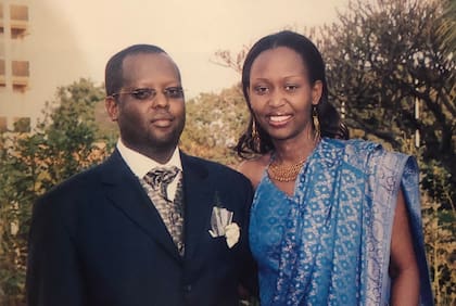 Immaculée junto a su hermano Aimable el día de su casamiento, en 2004