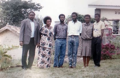 Immaculée pertenecía a una familia tutsi católica de clase media; de izquierda a derecha: su padre, su madre, Aimable, Damascene, Immaculée y Vianney