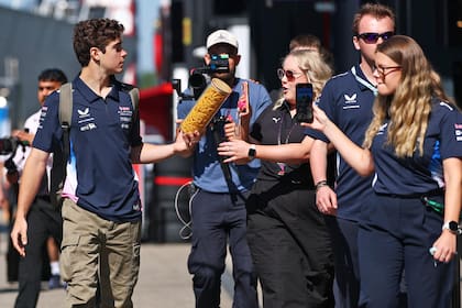 Franco Colapinto, en su camino al paddock, en Imola