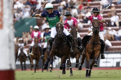 Impacta Bartolomé Castagnola (h.), marcado por Lucas Monteverde (h.), durante La Natividad-La Dolfina vs. UAE Polo.