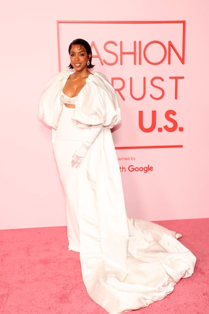 Impactante. Así se puede definir la entrada de Kelly Rowland al avento con un increíble y voluminoso vestido blanco