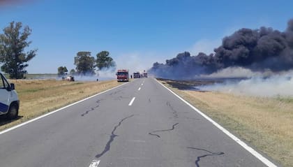 Impactante choque entre tres camiones: los vehículos se incendiaron y uno de los conductores murió